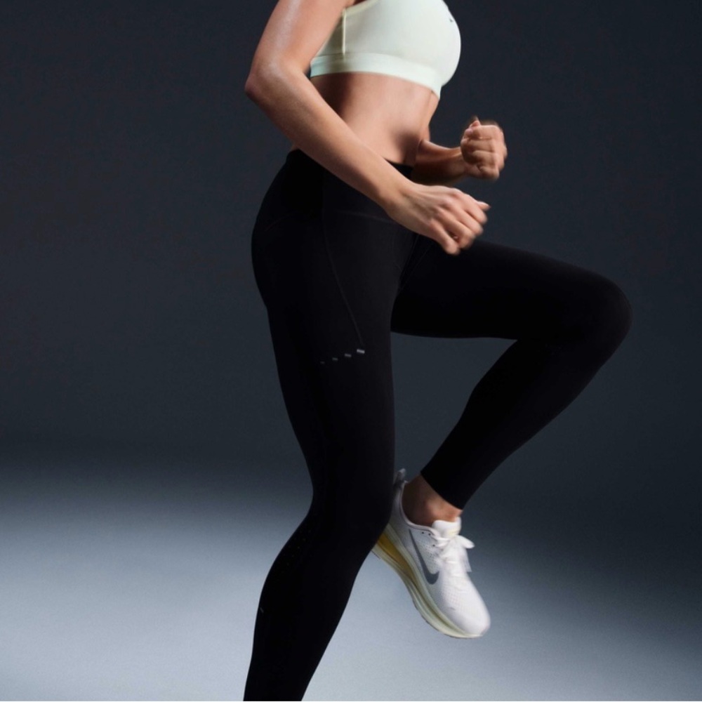 Nike Swift
Women's High-Waisted 7/8 Running Leggings with Pockets
